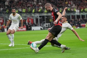 POLUVREME - Strahinja Pavlović u stilu pravog napadača, Milan poveo protiv Rome!